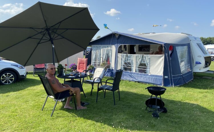 En man i solstol på vår camping vid Vättern.